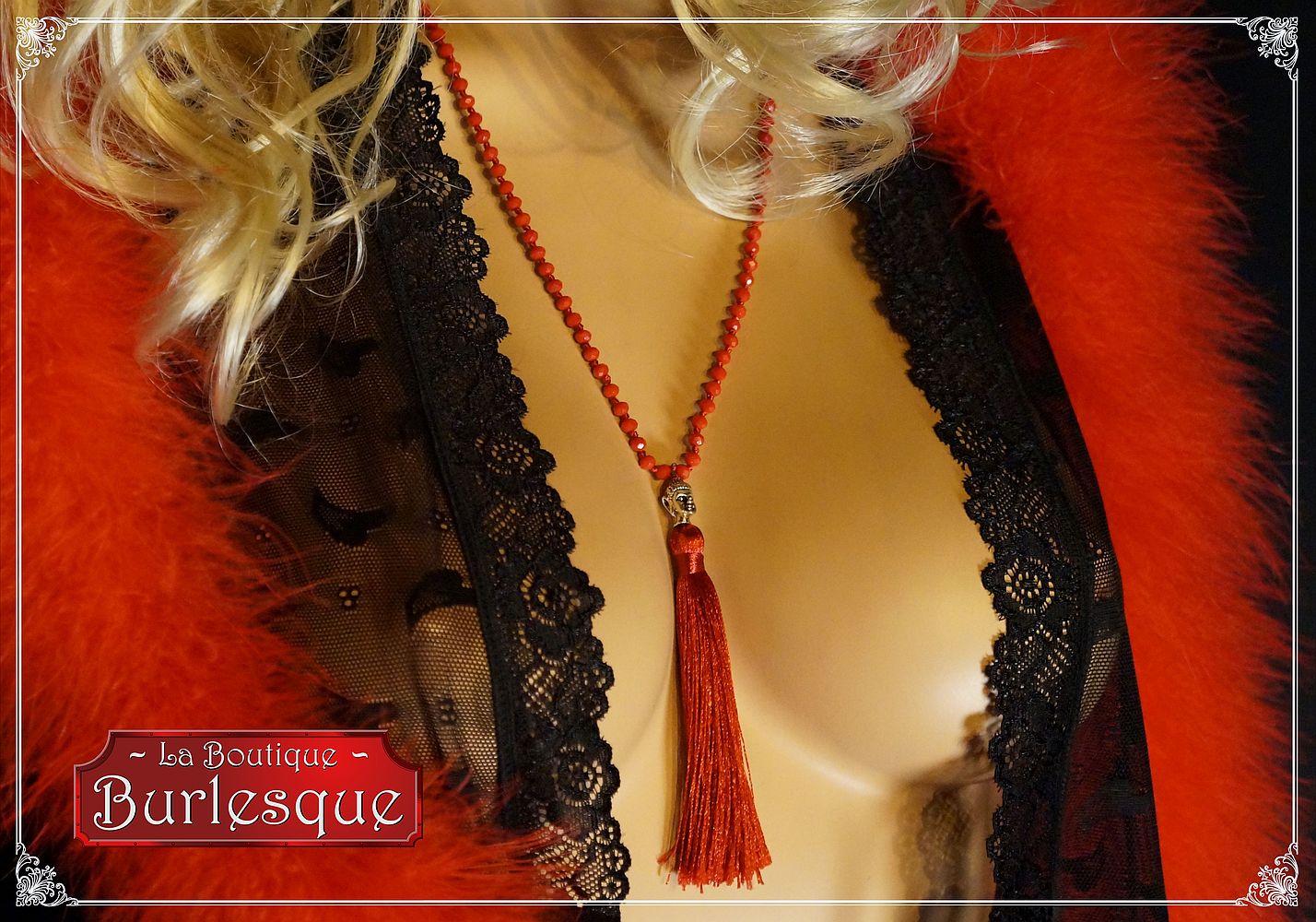 Schmuck lenkt die Blicke in der Boutique Burlesque